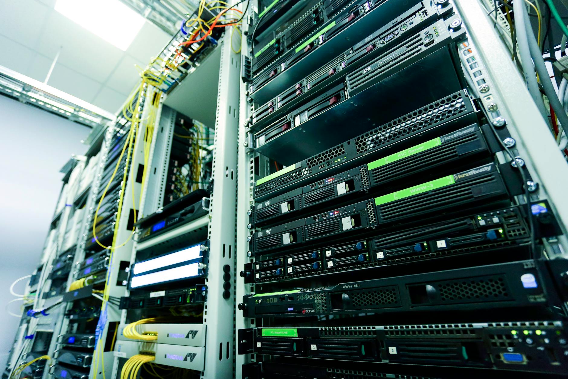 Moderne serverrum med rækker af blinkende servere, der illustrerer webhosting og sammenligning af webhoteller i Danmark.