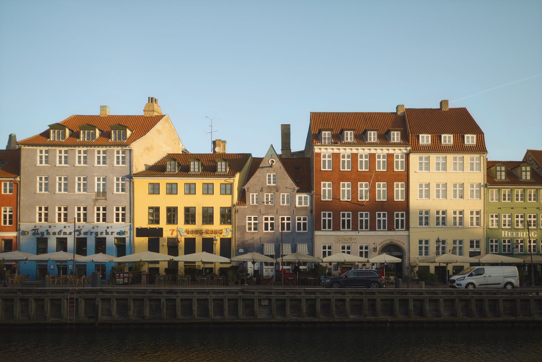 Moderne dansk kontor med professionelle omgivelser, der illustrerer sammenligningen mellem One.com og Simply.com webhoteller.