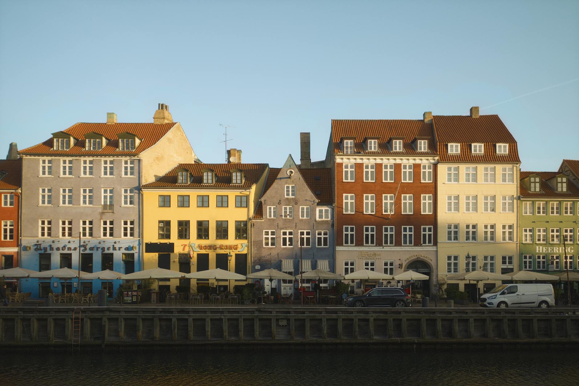 Moderne dansk kontor med lyse arbejdspladser, der understøtter temaet om Simply.com som Danmarks default-hoster.